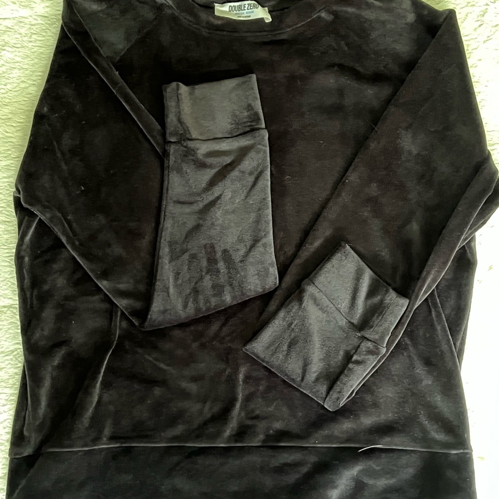 Long sleeve crew neck black velvet